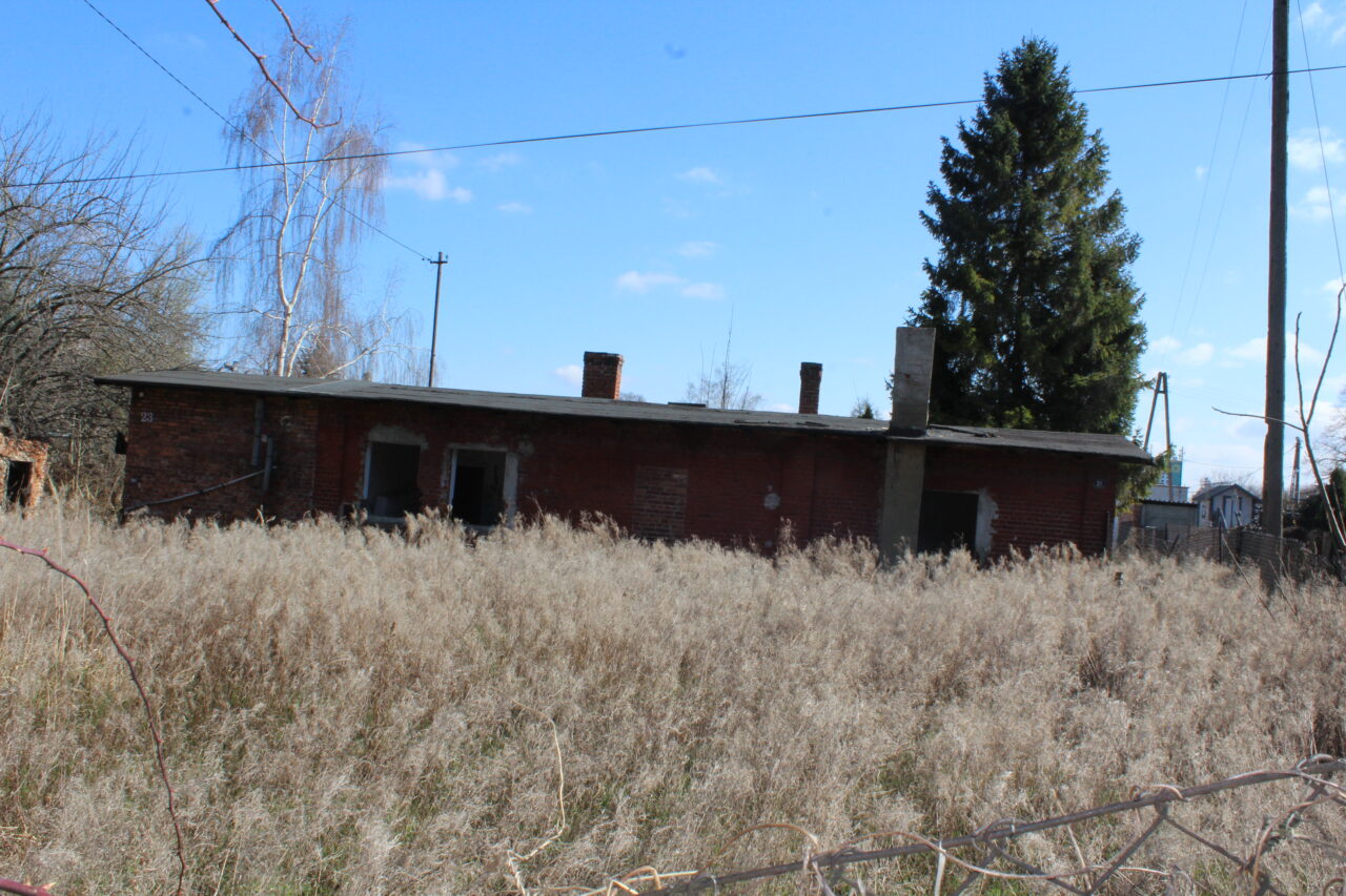 Opuszczony zakład z wagą samochodową i domem - KSURBEX