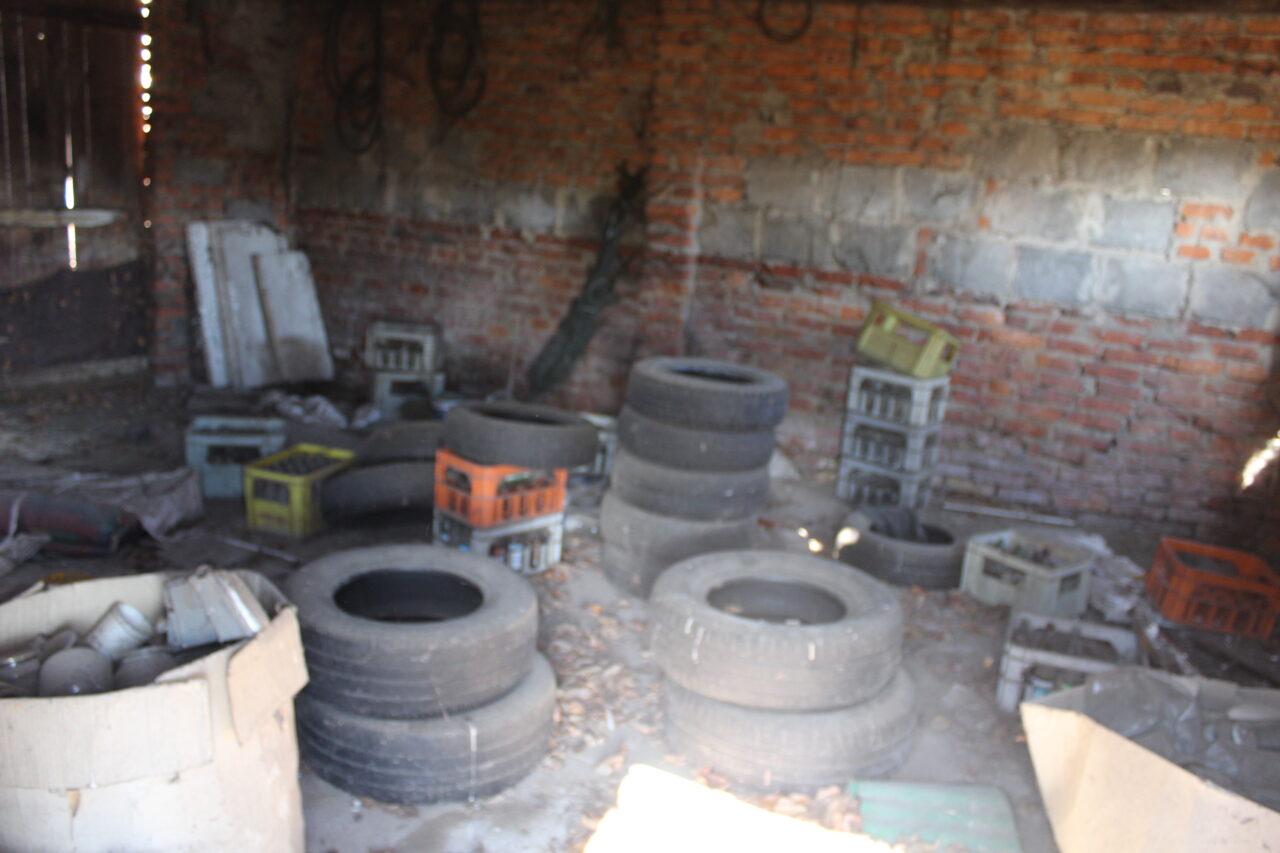 Opuszczony zakład z wagą samochodową i domem - KSURBEX