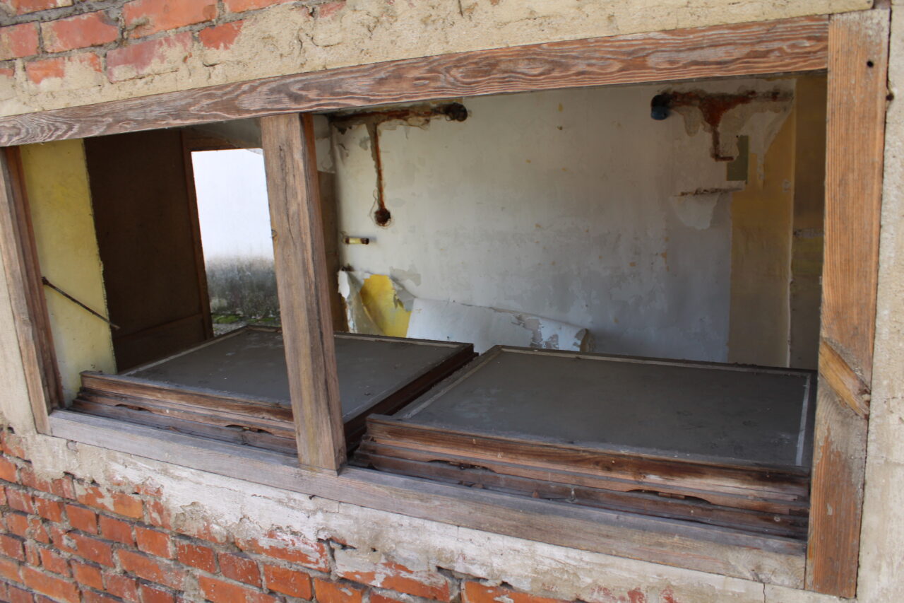 Opuszczony zakład z wagą samochodową i domem - KSURBEX