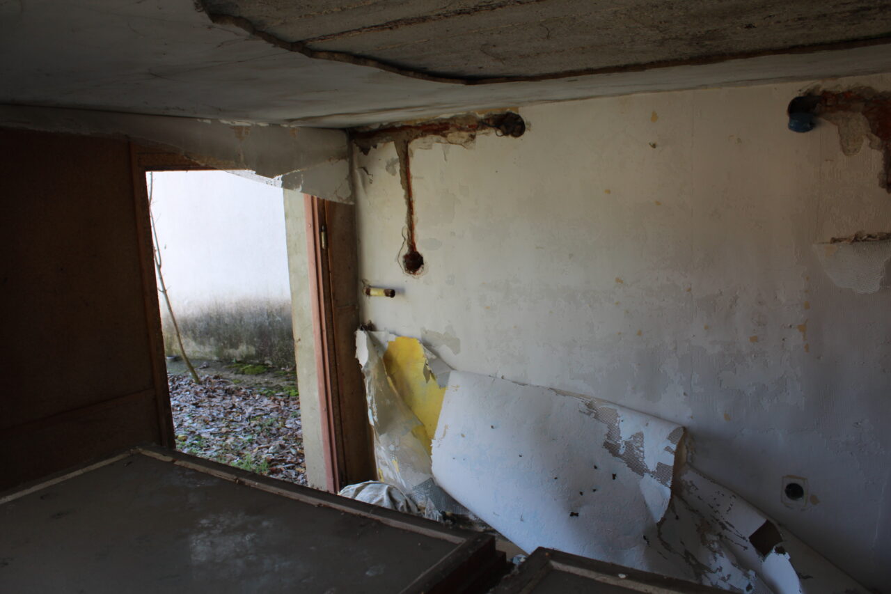 Opuszczony zakład z wagą samochodową i domem - KSURBEX