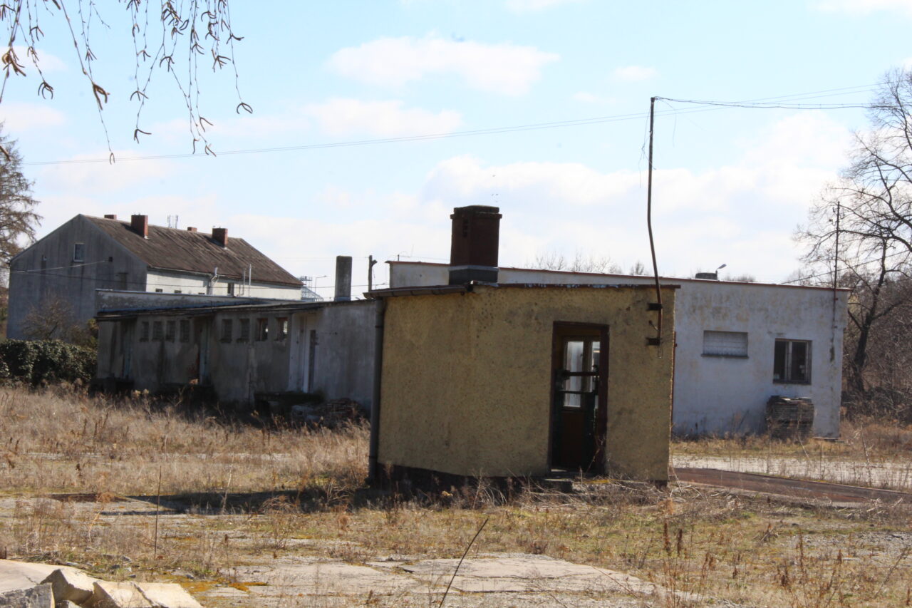 Opuszczony zakład z wagą samochodową i domem - KSURBEX