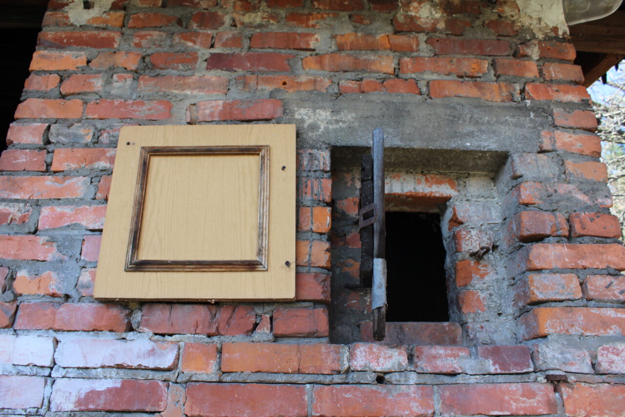 Opuszczony zakład z wagą samochodową i domem - KSURBEX