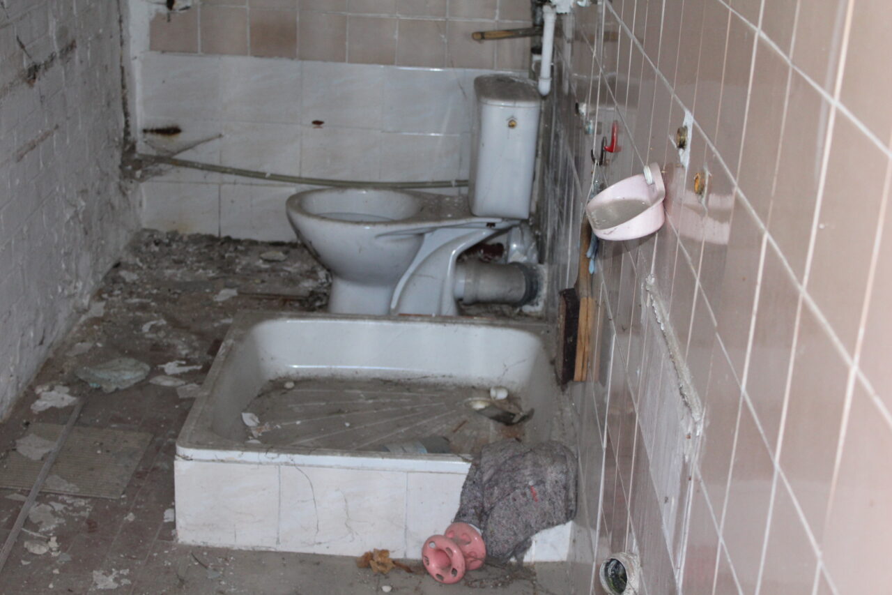 Opuszczony zakład z wagą samochodową i domem - KSURBEX