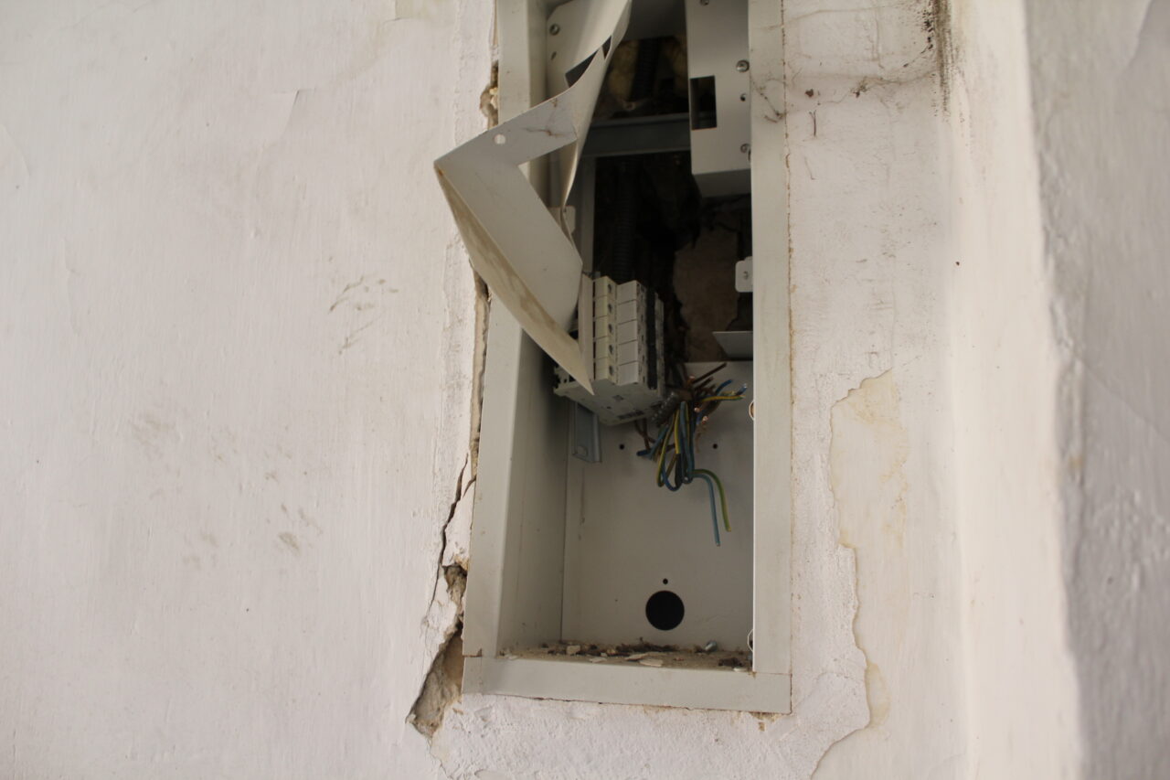 Opuszczony zakład z wagą samochodową i domem - KSURBEX