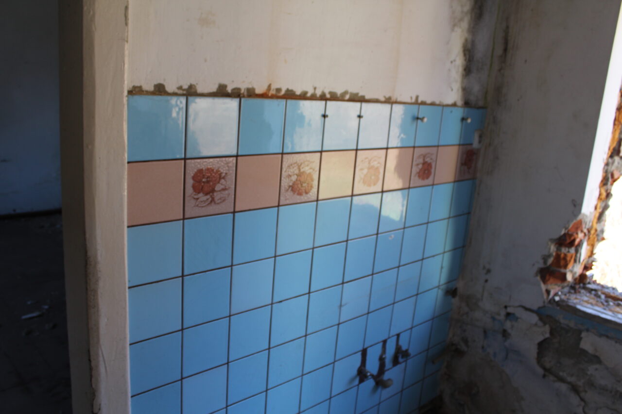 Opuszczony zakład z wagą samochodową i domem - KSURBEX