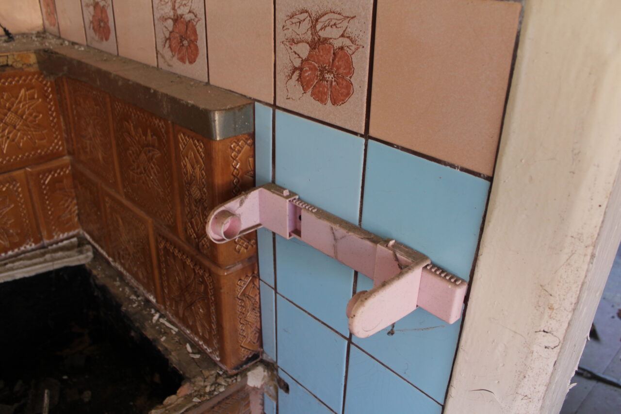 Opuszczony zakład z wagą samochodową i domem - KSURBEX