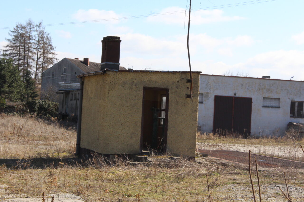 Opuszczony zakład z wagą samochodową i domem - KSURBEX