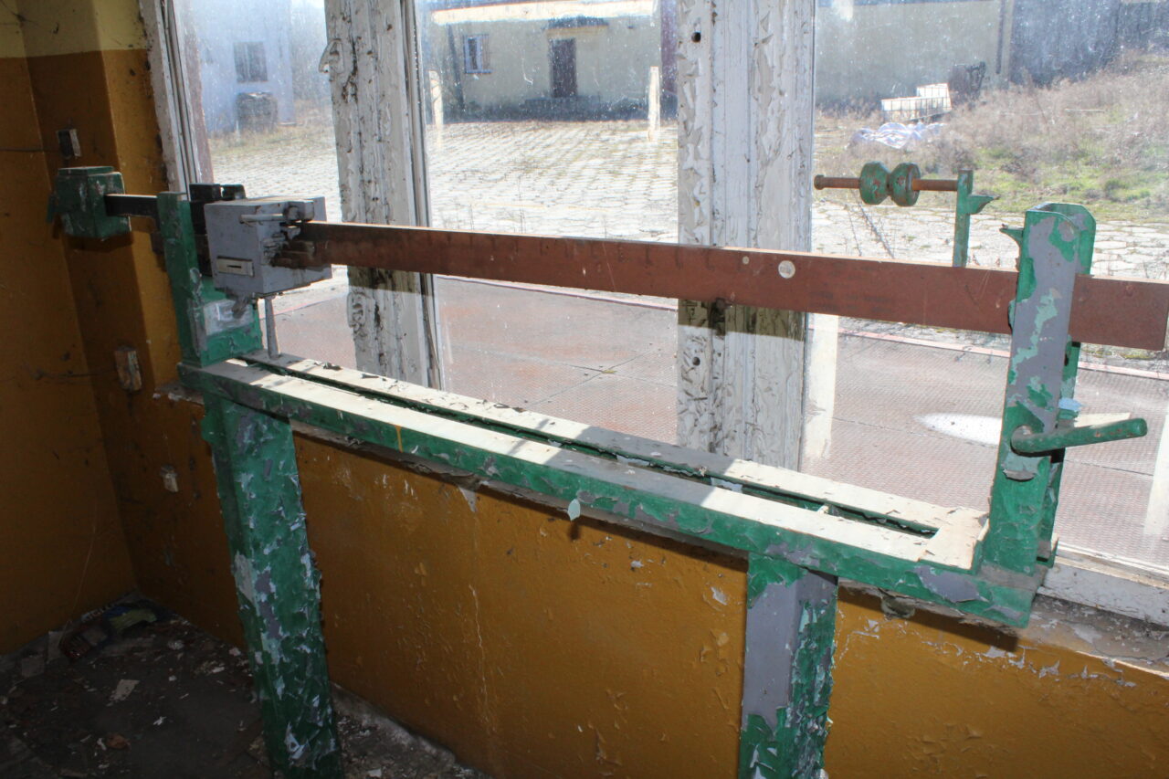 Opuszczony zakład z wagą samochodową i domem - KSURBEX