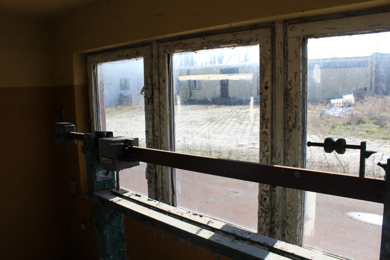 Opuszczony zakład z wagą samochodową i domem - KSURBEX