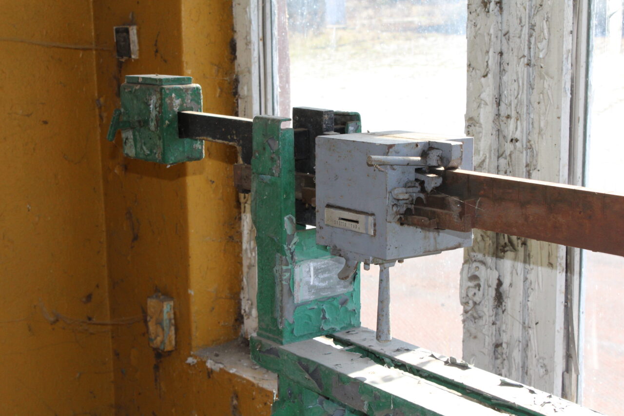 Opuszczony zakład z wagą samochodową i domem - KSURBEX