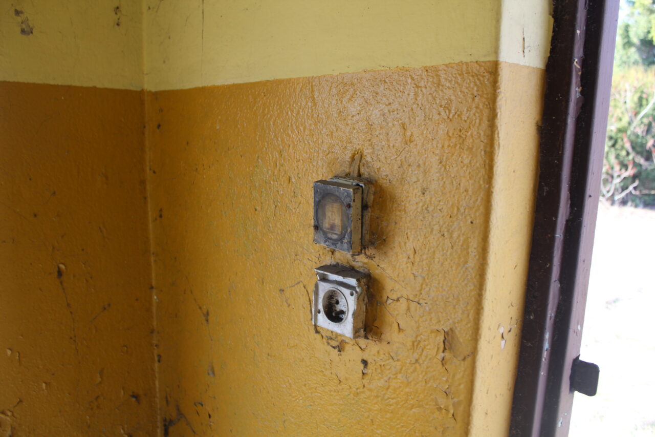 Opuszczony zakład z wagą samochodową i domem - KSURBEX