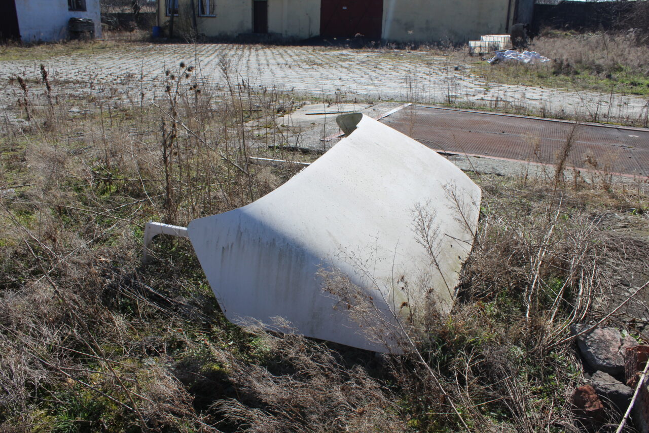 Opuszczony zakład z wagą samochodową i domem - KSURBEX