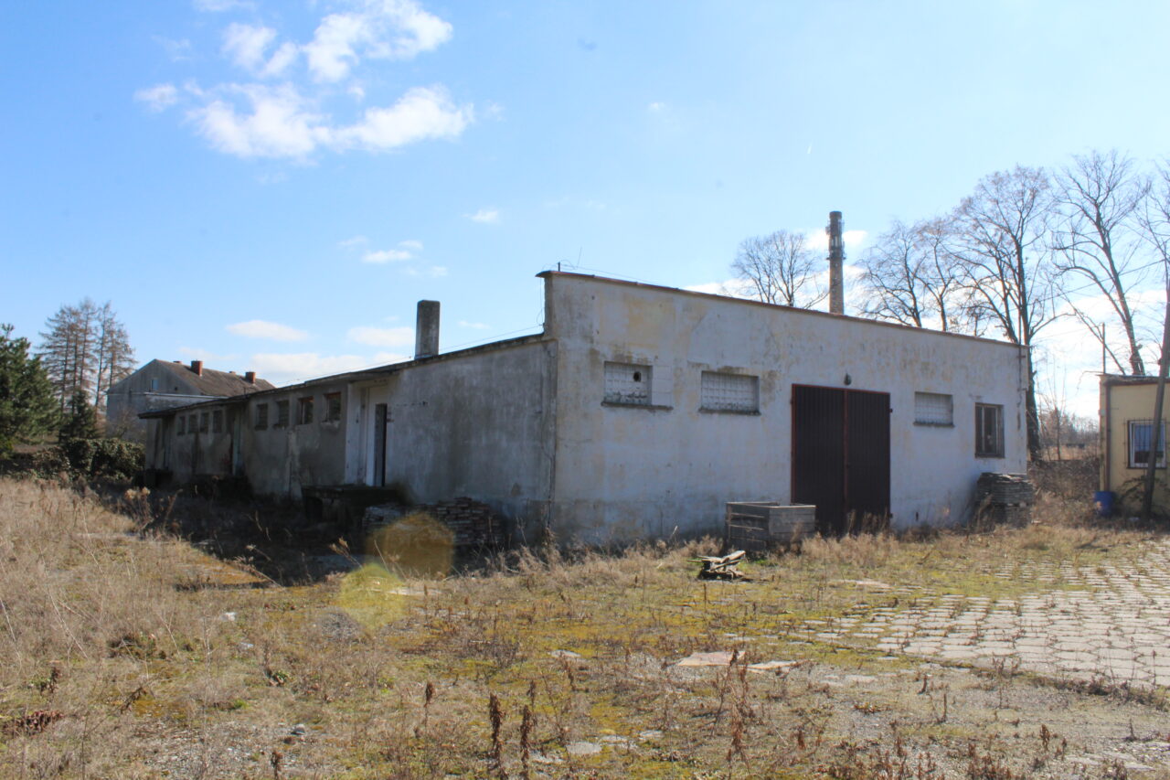 Opuszczony zakład z wagą samochodową i domem - KSURBEX