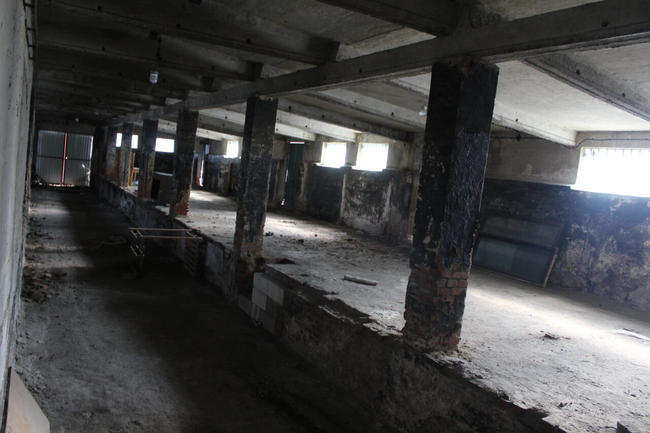 Opuszczony zakład z wagą samochodową i domem - KSURBEX