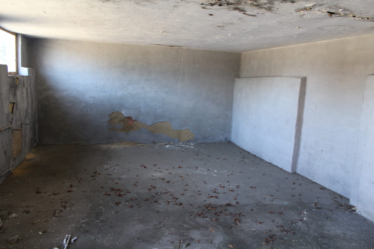 Opuszczony zakład z wagą samochodową i domem - KSURBEX