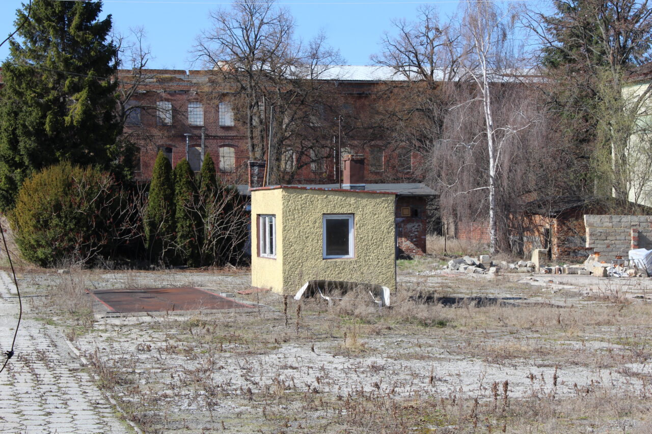 Opuszczony zakład z wagą samochodową i domem - KSURBEX