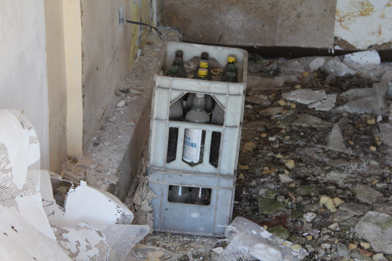 Opuszczony zakład z wagą samochodową i domem - KSURBEX