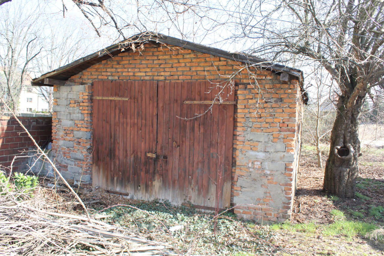 Opuszczony zakład z wagą samochodową i domem - KSURBEX