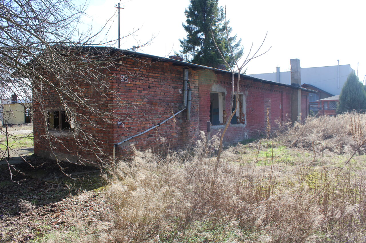 Opuszczony zakład z wagą samochodową i domem - KSURBEX