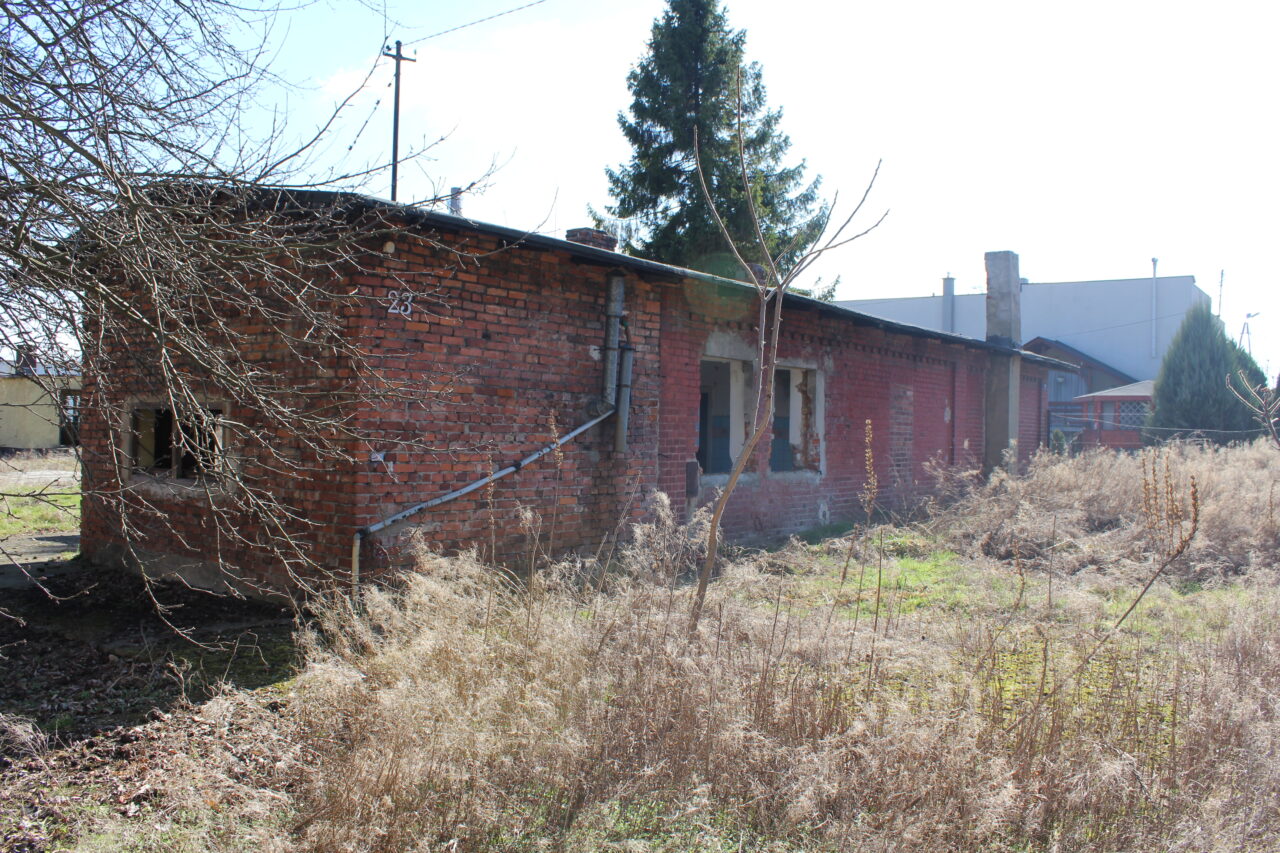 Opuszczony zakład z wagą samochodową i domem - KSURBEX