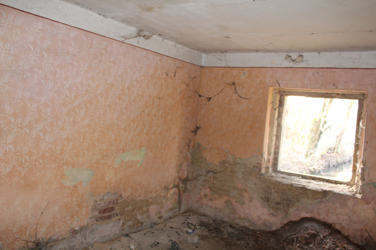 Opuszczony maly domek przy strumyku - KS URBEX - Opuszczone budynki