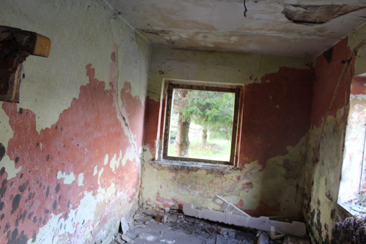 Opuszczony maly domek przy strumyku - KS URBEX - Opuszczone budynki