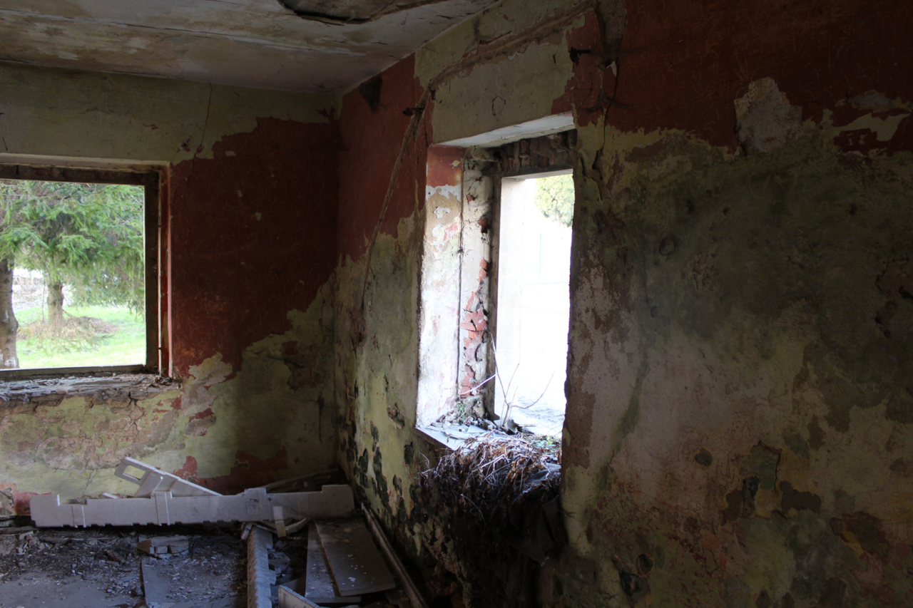 Opuszczony maly domek przy strumyku - KS URBEX - Opuszczone budynki