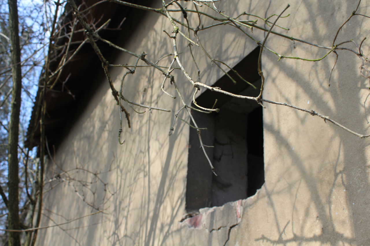 Opuszczony maly domek przy strumyku - KS URBEX - Opuszczone budynki