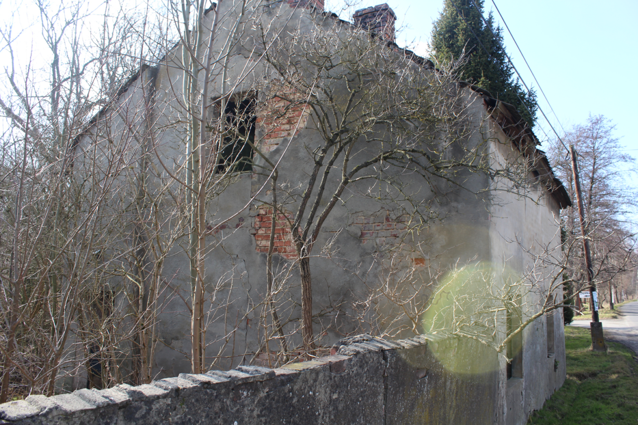 Opuszczony maly domek przy strumyku - KS URBEX - Opuszczone budynki