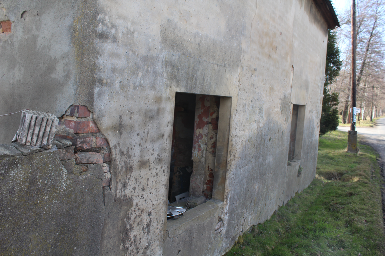 Opuszczony maly domek przy strumyku - KS URBEX - Opuszczone budynki