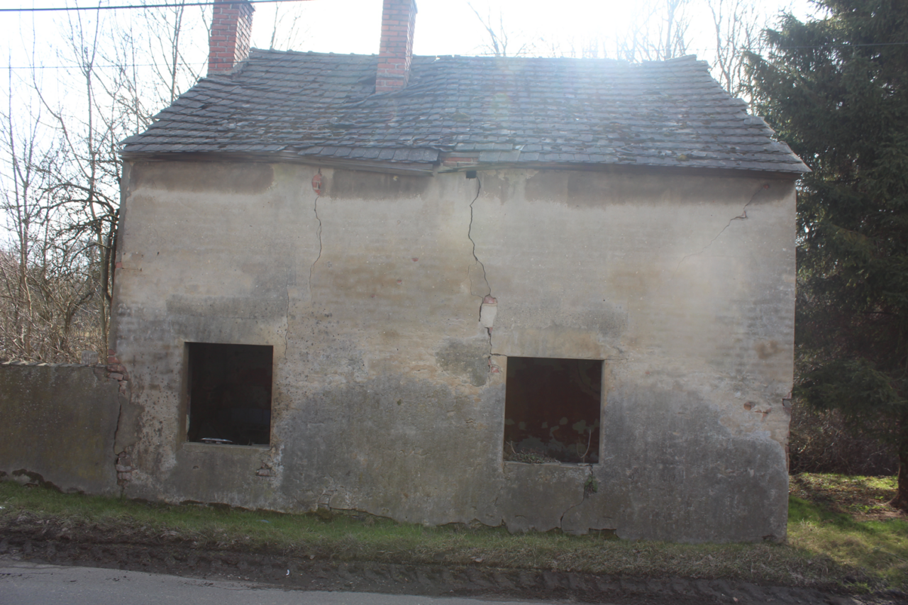Opuszczony maly domek przy strumyku - KS URBEX - Opuszczone budynki