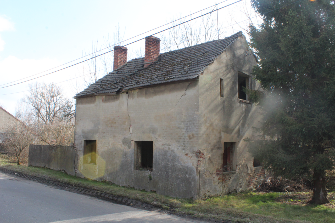 Opuszczony maly domek przy strumyku - KS URBEX - Opuszczone budynki
