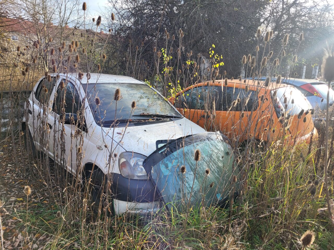 Opuszczony komis samochodowy - cmentarzysko pojazdów - ksurbex