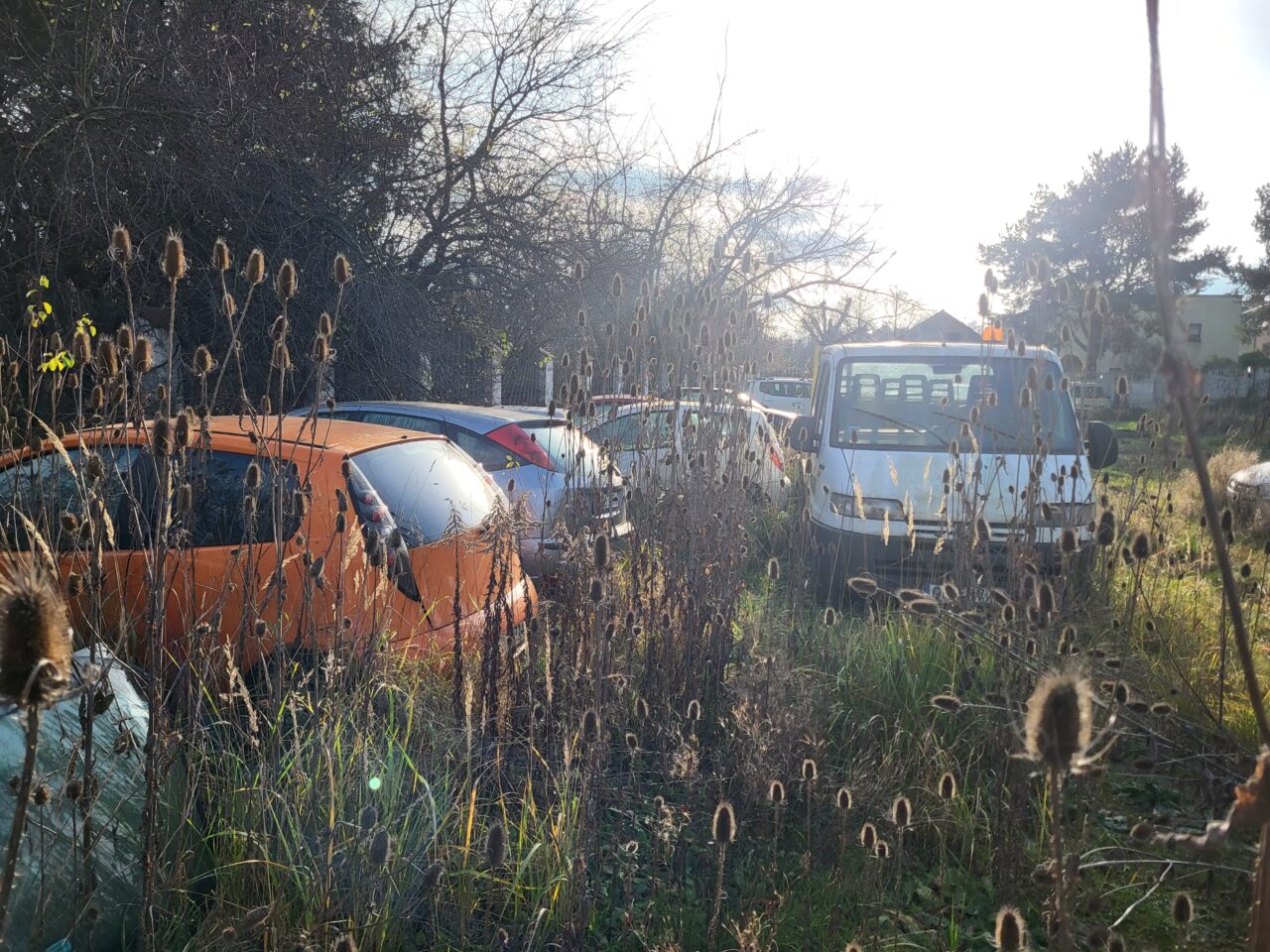 Opuszczony komis samochodowy - cmentarzysko pojazdów - ksurbex
