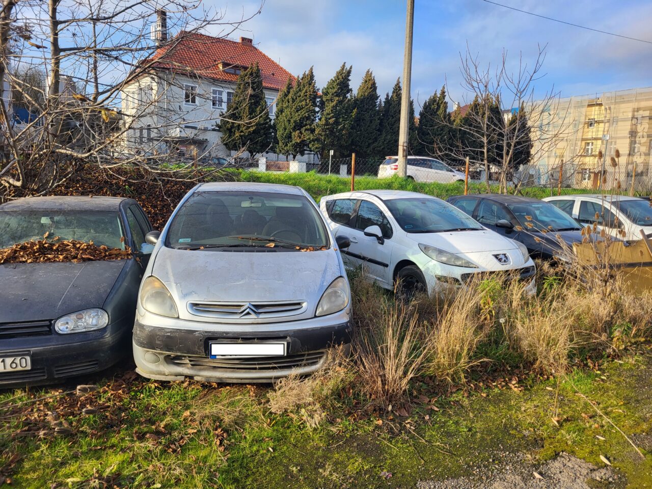 Opuszczony komis samochodowy - cmentarzysko pojazdów - ksurbex
