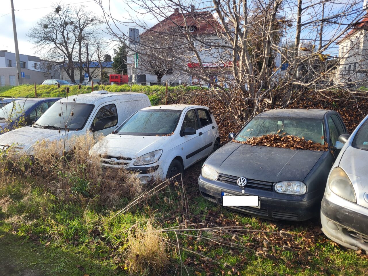 Opuszczony komis samochodowy - cmentarzysko pojazdów - ksurbex