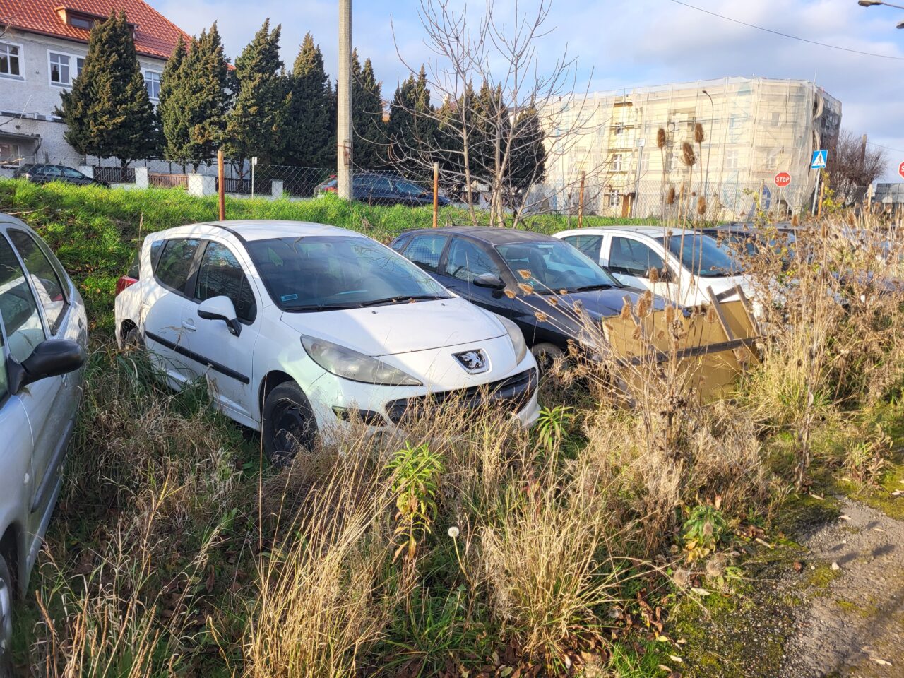 Opuszczony komis samochodowy - cmentarzysko pojazdów - ksurbex