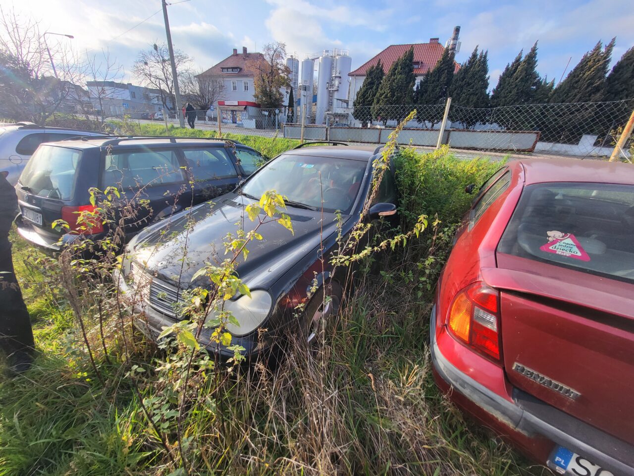 Opuszczony komis samochodowy - cmentarzysko pojazdów - ksurbex