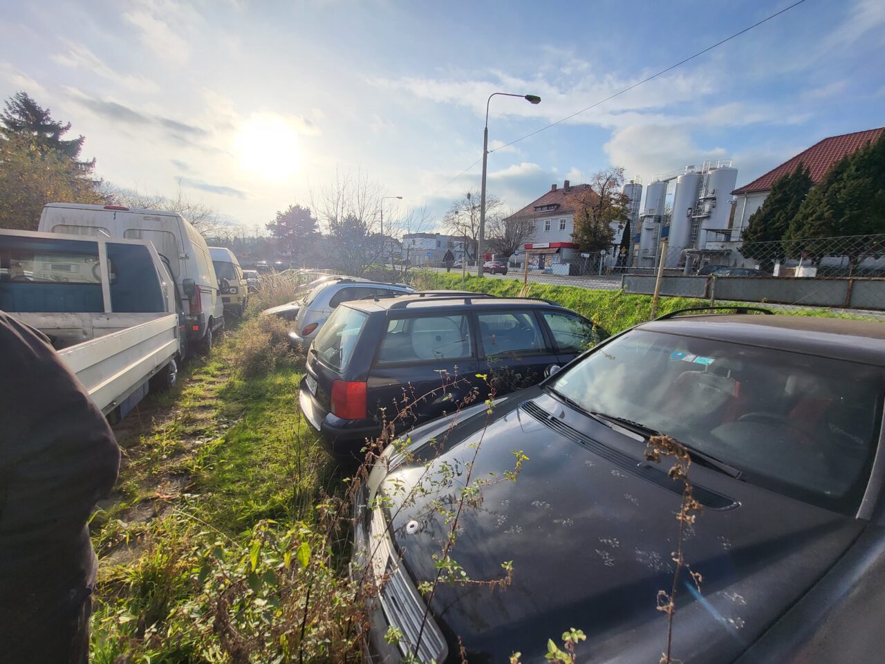 Opuszczony komis samochodowy - cmentarzysko pojazdów - ksurbex