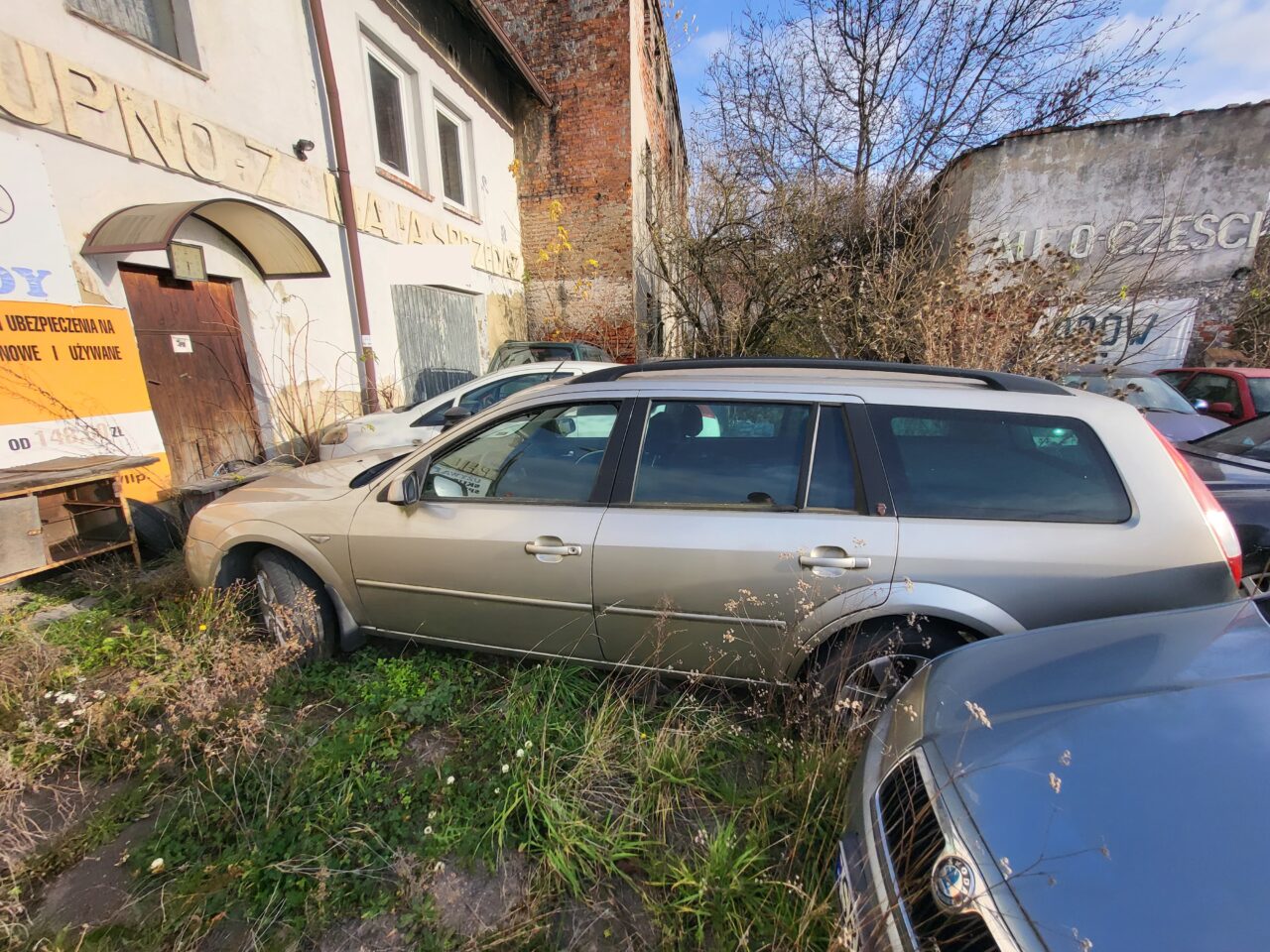 Opuszczony komis samochodowy - cmentarzysko pojazdów - ksurbex