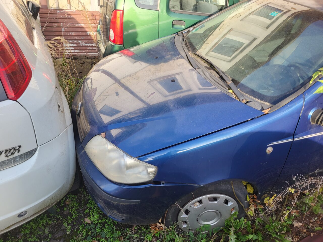 Opuszczony komis samochodowy - cmentarzysko pojazdów - ksurbex