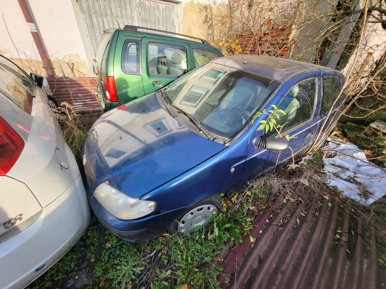 Opuszczony komis samochodowy - cmentarzysko pojazdów - ksurbex