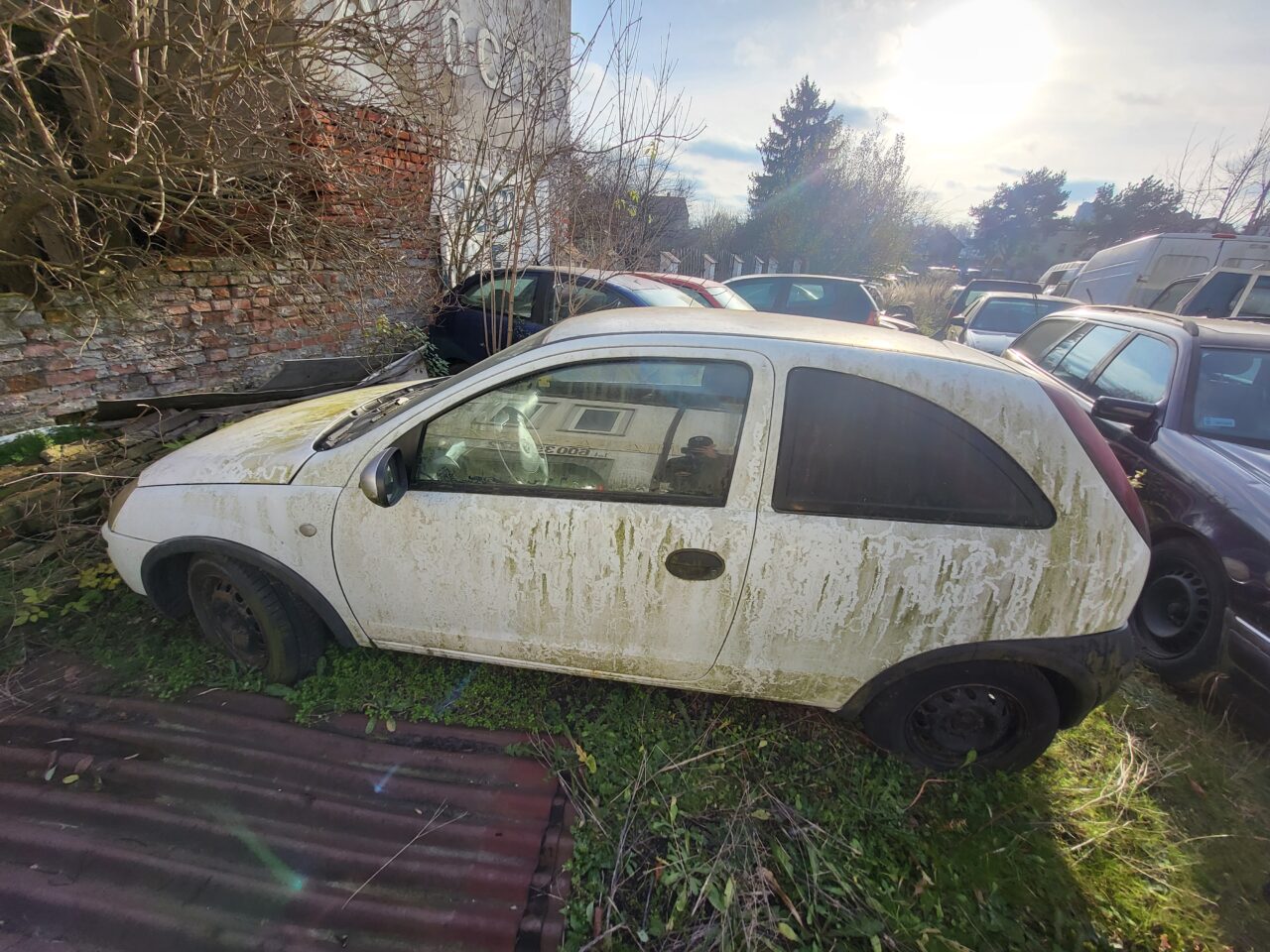 Opuszczony komis samochodowy - cmentarzysko pojazdów - ksurbex