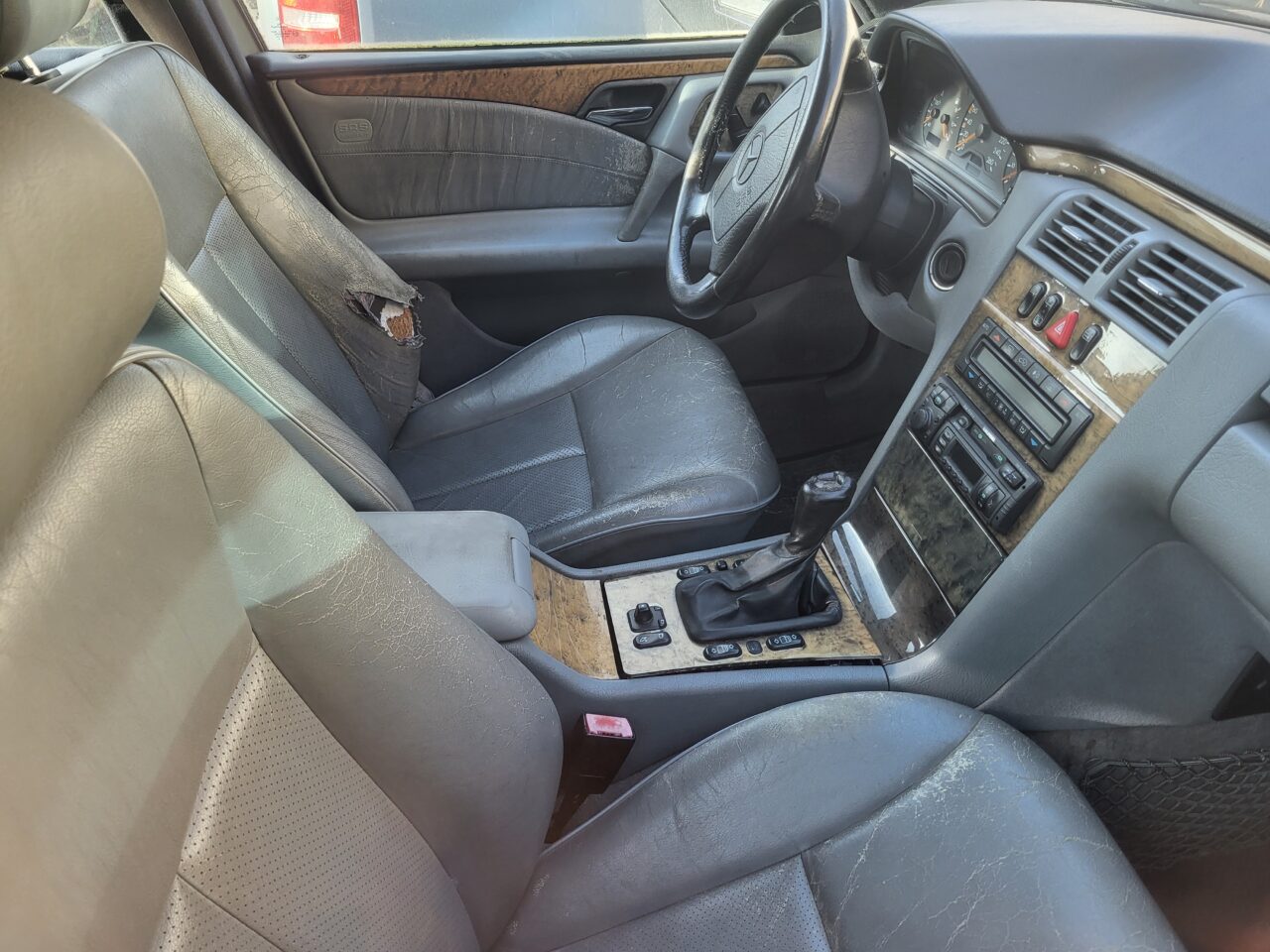 Opuszczony komis samochodowy - cmentarzysko pojazdów - ksurbex