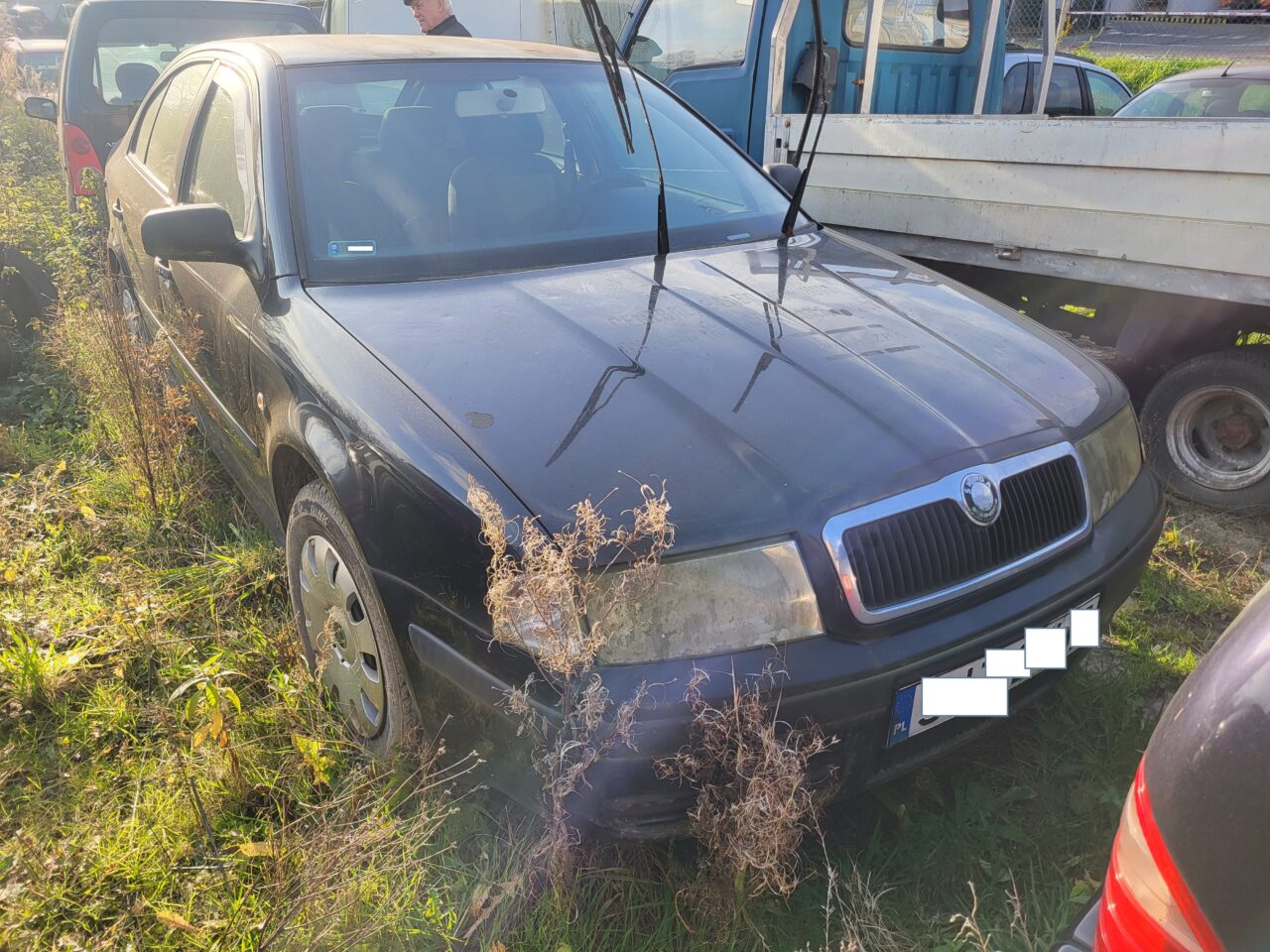 Opuszczony komis samochodowy - cmentarzysko pojazdów - ksurbex