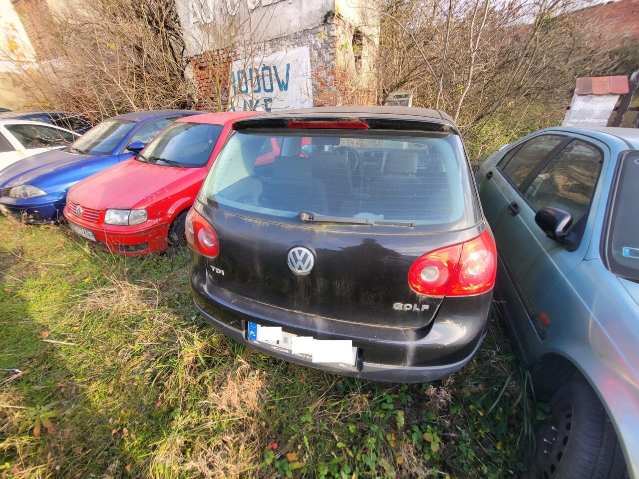 Opuszczony komis samochodowy - cmentarzysko pojazdów - ksurbex