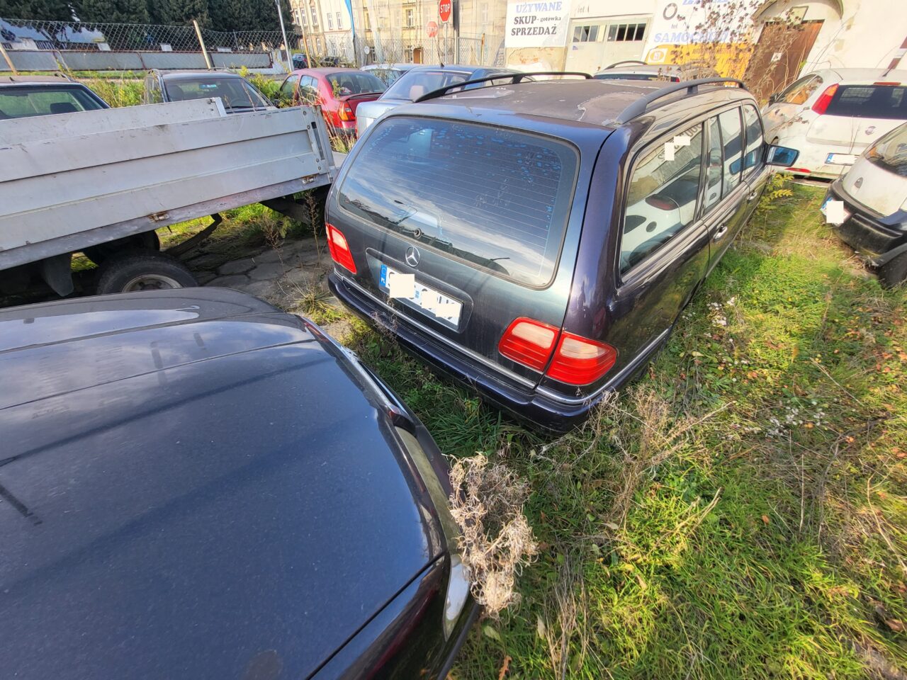 Opuszczony komis samochodowy - cmentarzysko pojazdów - ksurbex