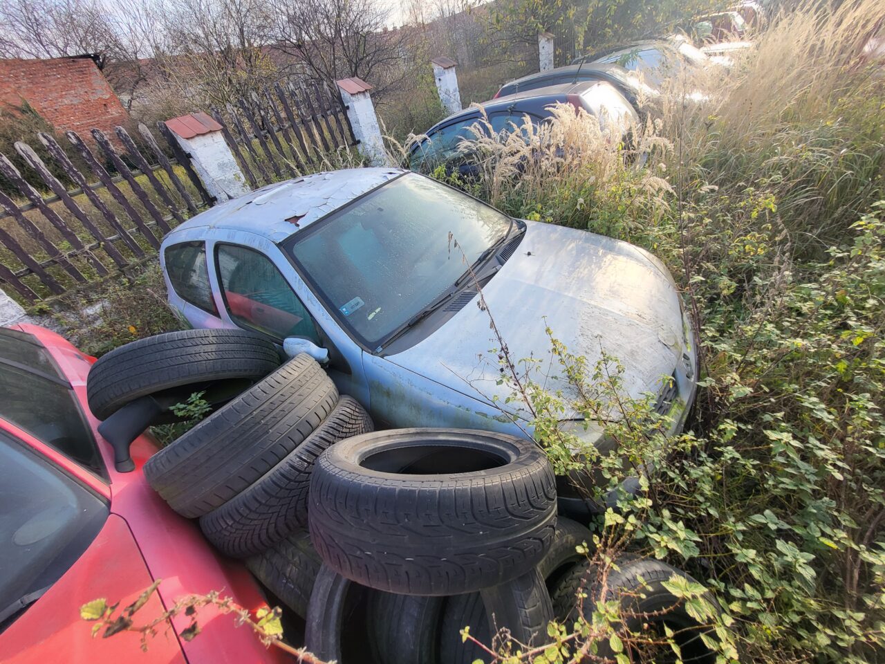 Opuszczony komis samochodowy - cmentarzysko pojazdów - ksurbex