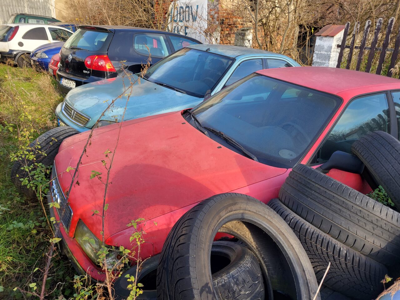 Opuszczony komis samochodowy - cmentarzysko pojazdów - ksurbex