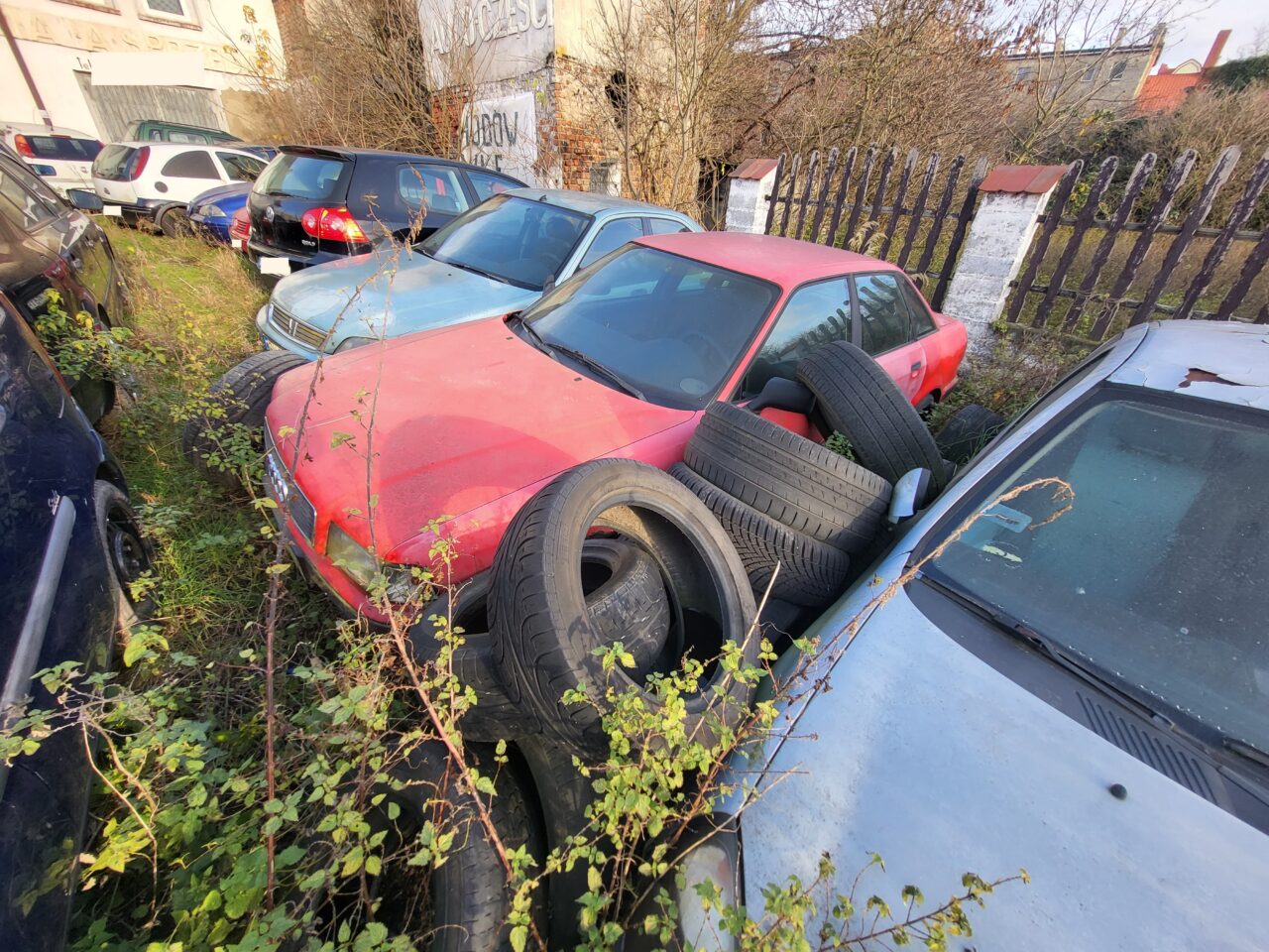 Opuszczony komis samochodowy - cmentarzysko pojazdów - ksurbex